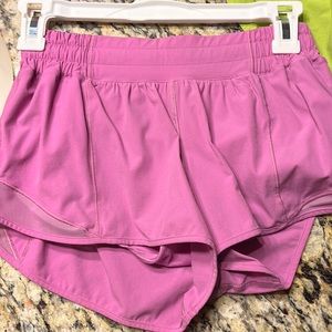 Pink/Purple Lululemon Hotty Hot 2.5” size 4 shorts